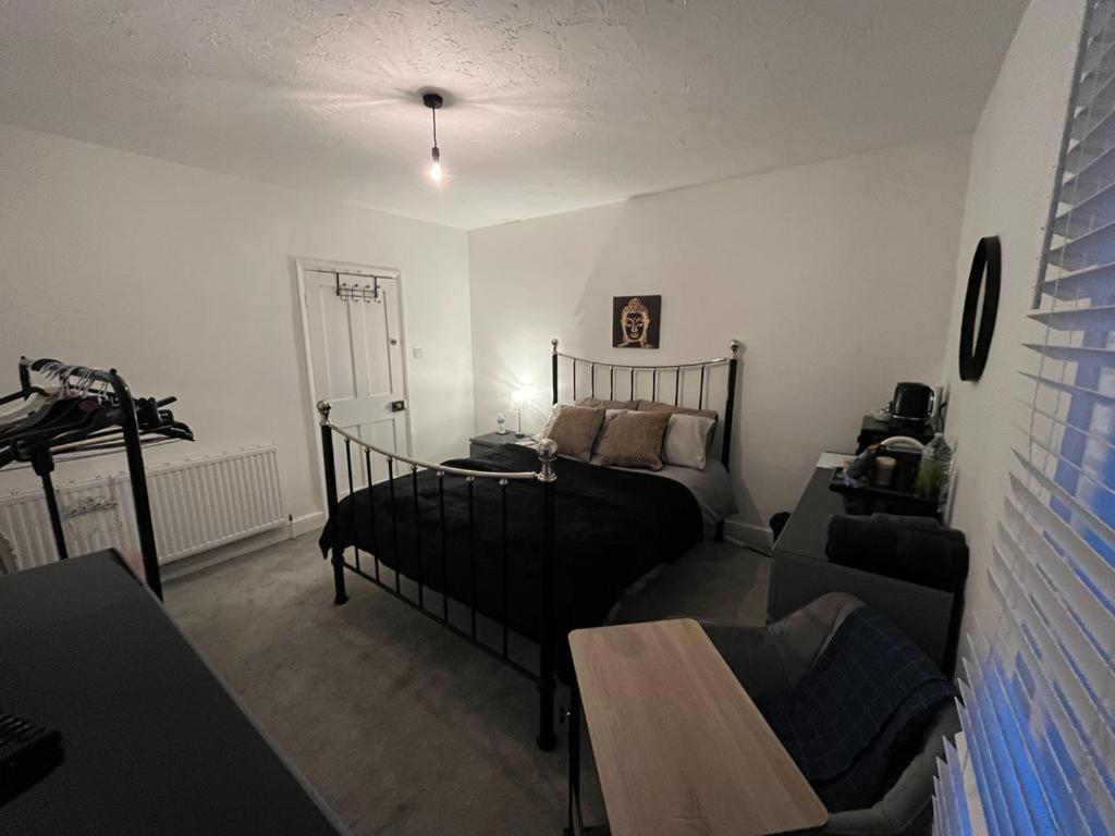 King Size Bed In A Double Bedroom Ilkeston Exterior photo