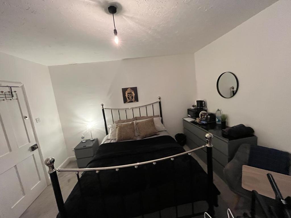 King Size Bed In A Double Bedroom Ilkeston Exterior photo